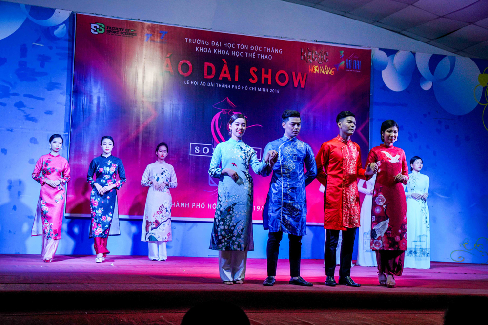 Sinh viên trang web sòng bạc trực tuyến
 biểu diễn thời trang “Son-Sắc” áo dài Việt Nam
